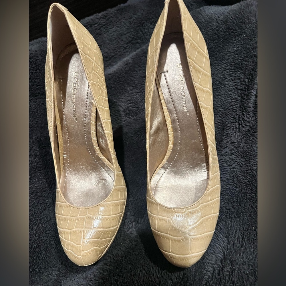 BCBG Pumps Size 8 Vintage Glam Minimalist Preppy Luxury